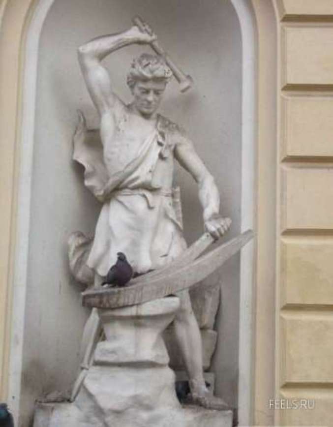 Cette statue s'apprête à laver l'humiliation de ses consoeurs accumulée depuis des siècles.