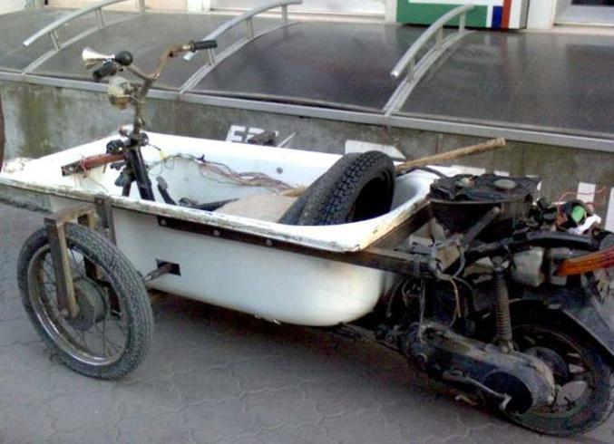 Une baignoire recyclée en siège pour moto.