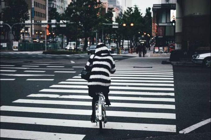 On rappelle, au passage, que les passages piéton peuvent être empruntés par les (connards de) cyclistes à condition de descendre de leur vélo.