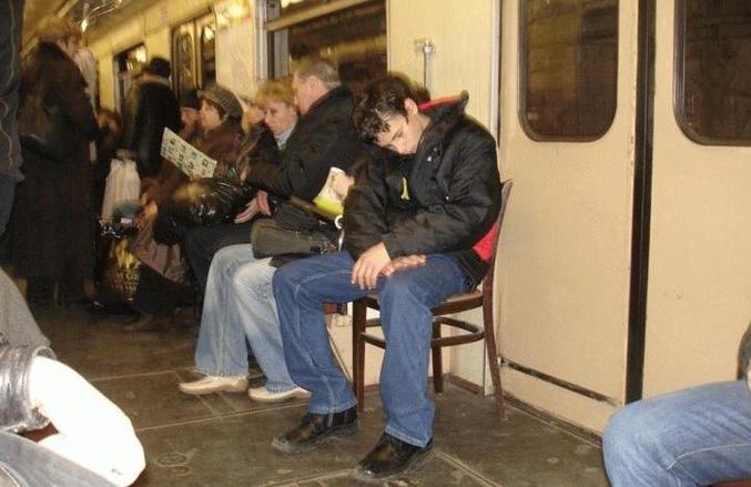 Un homme a trouvé la solution pour toujours être assis dans le train.