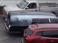 Un corbillard au parking