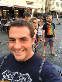 Sur le T-shirt: Arrêtez de prendre des selfies !