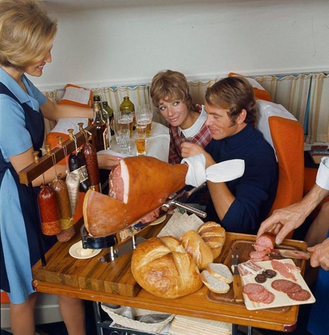 Collation à bord d’un vol Scandinavian Arlines en 1969.