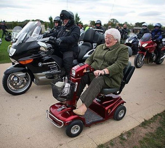 Une escorte pour mamie.