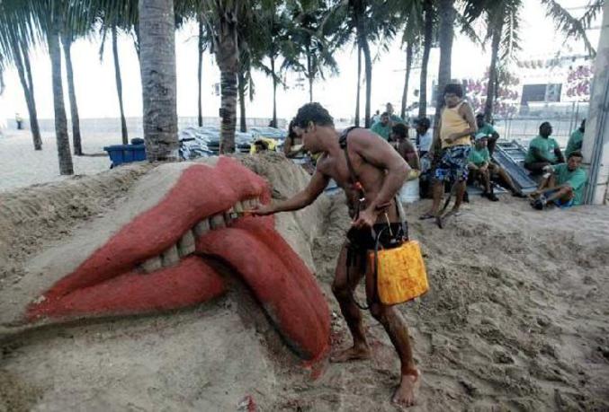 Une bouche sculptée dans du sable.