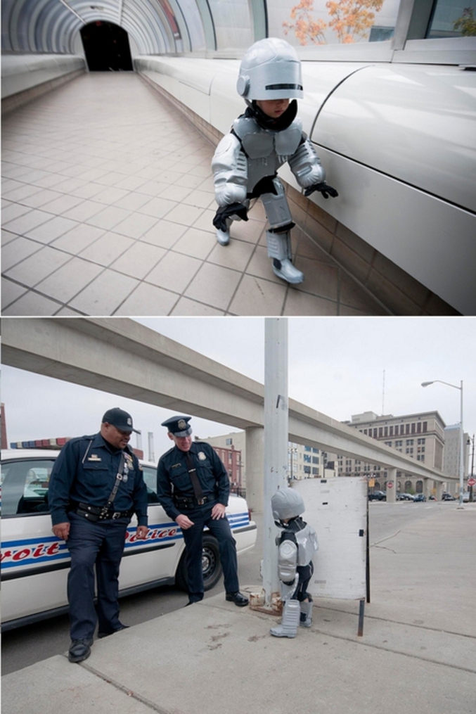 Avec un vrai costume en plastique.