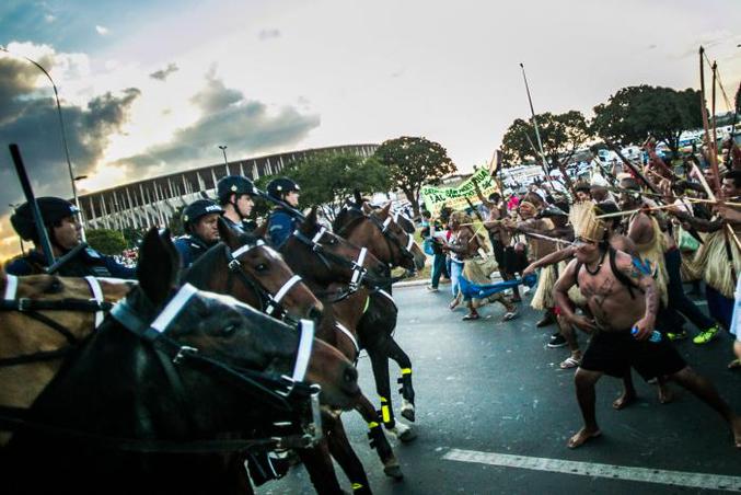 Le 27 mai, à Brasilia, une manifestation contre les conséquences de l'organisation de la Coupe du monde au Brésil a dégénéré en affrontements entre la police et les manifestants, composés notamment de nombreux indigènes. Ainsi, les pierres, les arcs et les flèches se sont opposés aux tirs de Flash-Ball et aux gaz lacrymogènes de la police montée, tout cela donnant d'impressionnantes photographies. 