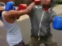 Combat de boxe anglaise en pleine rue
