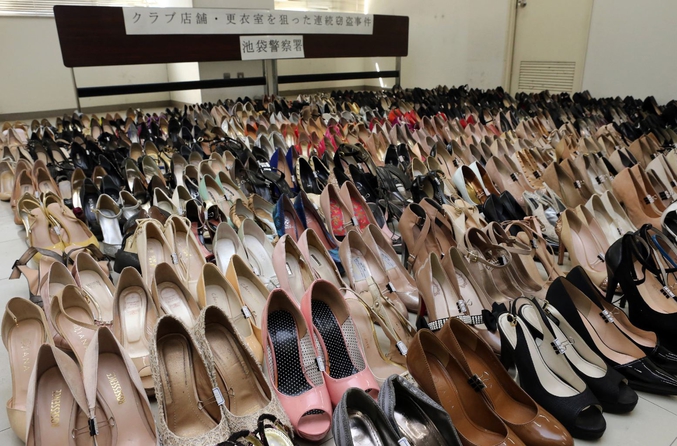 Dernièrement, la police japonaise a présenté un total de 450 paires de chaussures à talons saisies, après avoir arrêté un homme ayant tenté de voler les chaussures à talons d?une hôtesse d?un bar de la ville. C?est en fouillant la chambre du suspect que les autorités ont découvert toutes ces paires de chaussures de femmes.