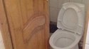 Visiblement, la cuvette ou la porte est venue APRES la porte ou la cuvette;
