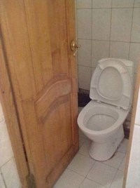 Visiblement, la cuvette ou la porte est venue APRES la porte ou la cuvette;
