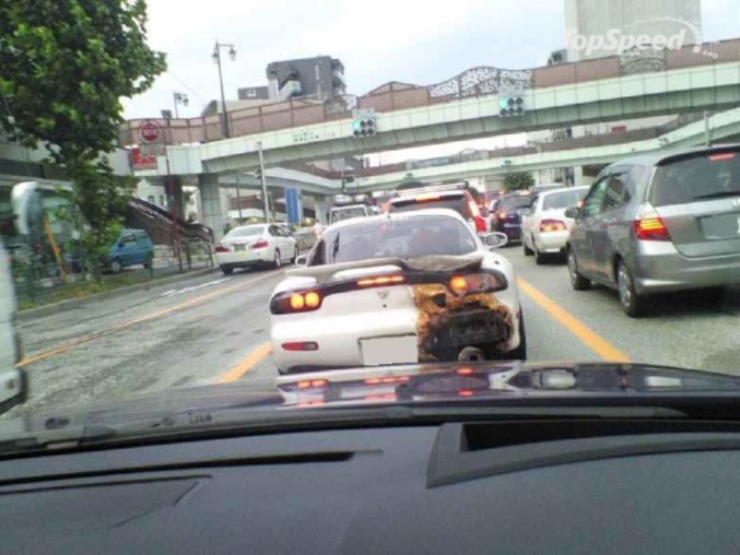 Une voiture toute fondue à l'arrière.