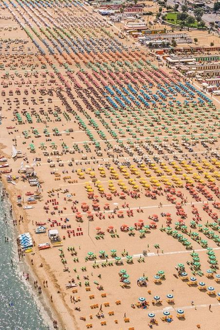 ...parce que d'ici peu d'années le réchauffement climatique, la montée des eaux, toussa, toussa... ne vous laisseront qu'une plage de 2m de large.