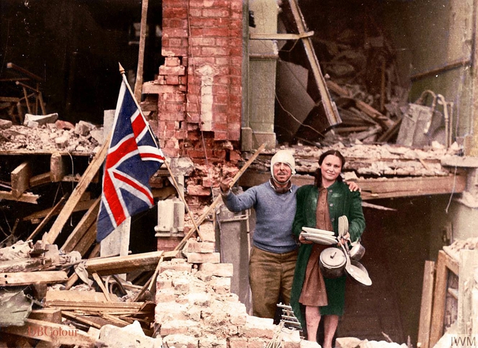 La vaisselle, l'honneur et le flegme. (Photo prise à la suite d'un bombardement allemand sur Londres).