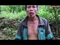 Un homme qui mange des scolopendres (encore vivants = croix noire)