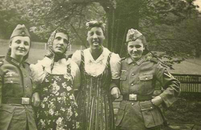 Des soldats allemands ont échangé leurs tenues avec leurs petites amies françaises. France, 1941.