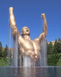 Statue à la sortie de l'eau