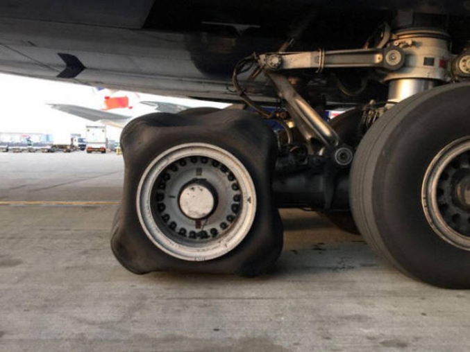 Fuite du pneumatique suite à FOD (foreign object damage); avec l'altitude le pneu se contracte mais l'orifice ne permet pas au pneumatique de se regonfler lors de l'augmentation de pression en descente. D'où la forme carrée. 