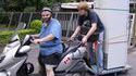Déplacer le frigo en scooter