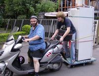 Déplacer le frigo en scooter