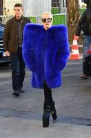 Lady Gaga avec manteau et, sans doute, porte-manteau
