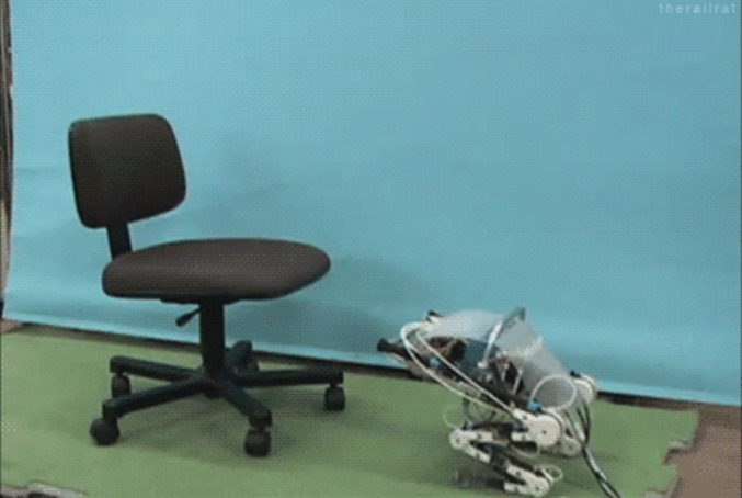 Le robot qui saute sur une chaise