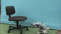 Le robot qui saute sur une chaise