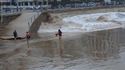 Elle danse devant les vagues et se fait emporter