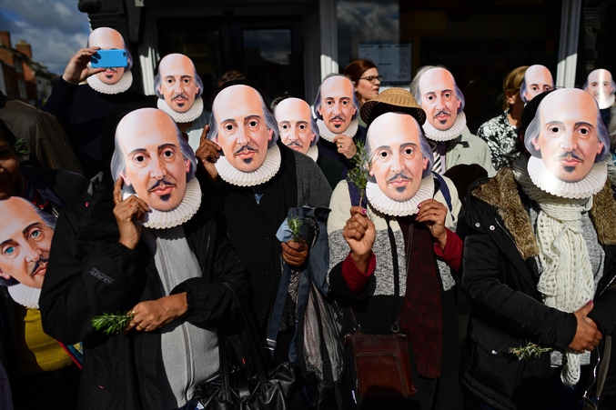 Parade célébrant les 400 ans de la mort de William Shakespeare à Stratford-Upon-Avon en Angleterre. (photo de Leon Neal pour AFP)