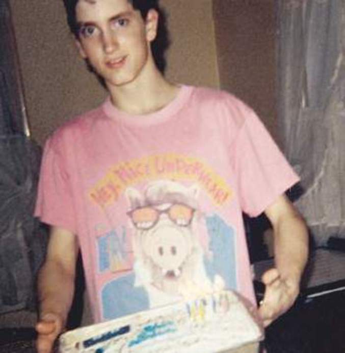 Une photo d'Eminem jeune avec un T-Shirt de Alf ...