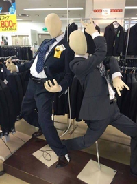 Des mannequins metalliques