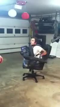 Un mec, un fauteuil