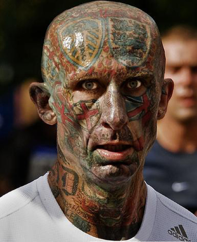 Un homme qui s'est fait tatouer les couleurs de son équipe.