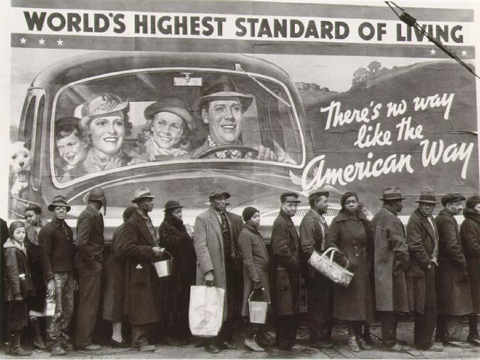La file des afro-américains démunis faisant la queue pour une aide alimentaire dément les slogans de l'affiche au second plan.