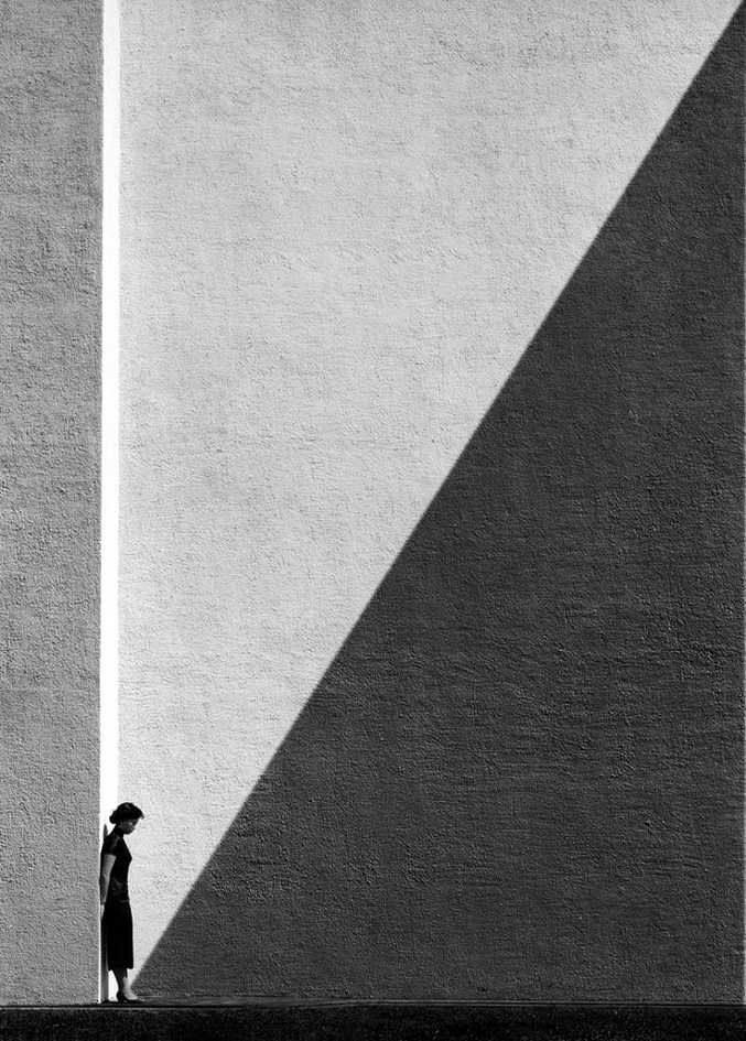 Approching Shadow, une photographie en noir et blanc de Fan Ho.