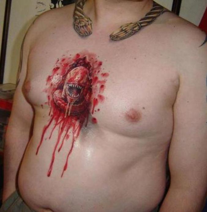 Un tatouage sanglant sur la poitrine.