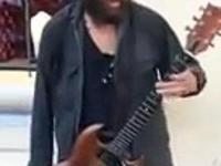 Sa guitare lui a coûté un bras....
