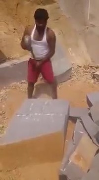 Sur la plage, les pavés