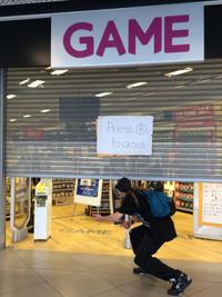 Rideaux métalliques cassés dans une boutique de jeux vidéo ?