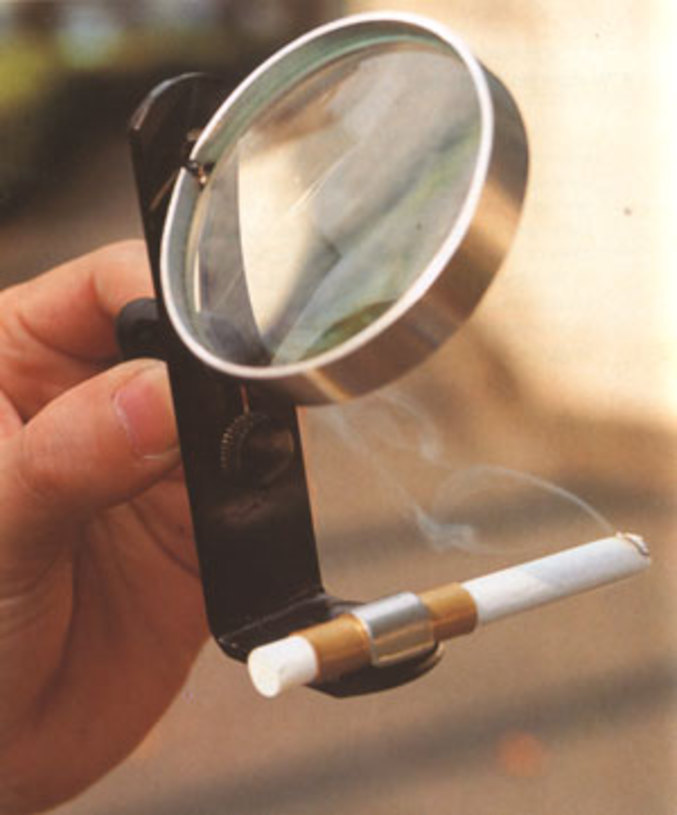 Une invention japonaise pour les gens qui n'aiment ni les briquets ni les allumettes mais qui veulent fumer quand même.