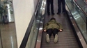 Comment prendre un trottoir roulant