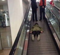 Comment prendre un trottoir roulant