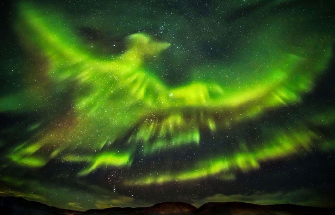 Le photographe Hallgrimur Helgason a immortalisé une aurore boréale en forme de phoenix dans le ciel de Kaldársel, en Islande.