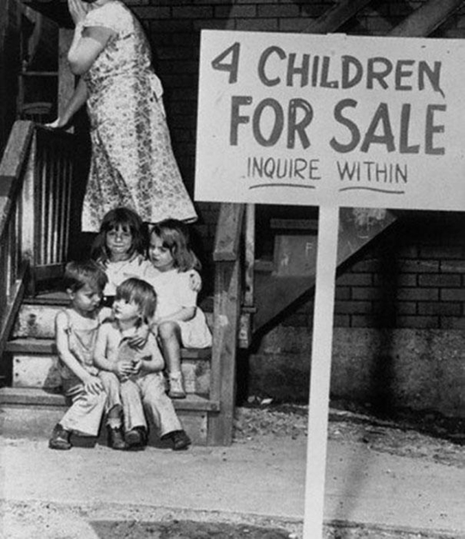 1948, Chicago: d'une extrême pauvreté et complètement ruinée, une mère met ses enfants à vendre devant sa maison tout en se cachant du photographe, honteuse. Cette mère ne pouvait plus subvenir au besoin de ses enfants, dans un pays en pleins bouleversements politiques, économiques et moraux au lendemain de la Seconde Guerre Mondiale. Cette photo dénote avec l'image 'fleur bleue' des Etats Unis de l'époque.