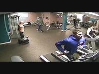 Pendant ce temps, en salle de sport