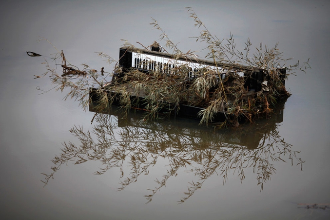 Une photo prise par Damir Sagolj à Rikuzentakat (Japon) après le tsunami qui a dévasté la province de Sendai suite au tremblement de terre de Tōhoku-Sendai le 11 mars 2011. Cette région du Japon demeure totalement dévastée, à la fois par le tsunami et l'accident nucléaire de Fukushima quelques jours plus tard, également lié au tsunami. A ce jour, le bilan du séisme et du tsunami est officiellement de 15 776 morts, 4 225 disparus, 5 929 blessés et plus de 139 000 réfugiés. Celui de l'accident nucléaire reste secret.