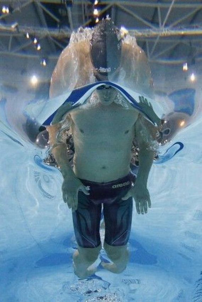 Un nageur qui nage parce qu'il sait nager et un photographe qui le photographie parce qu'il sait photographier, bah ça montre comment fonctionne l'hydrodynamisme.