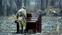 Il jouait du piano debout.