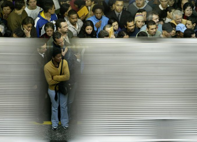 Des passagers attendent le métro à la station de Se Central à Sao Paulo.