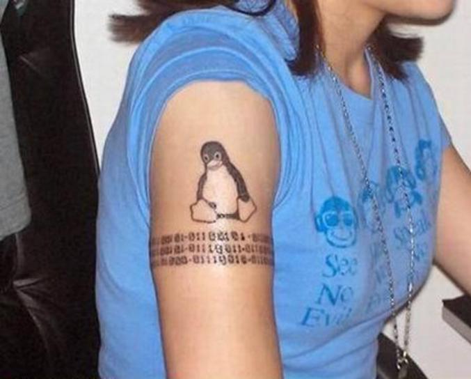 Un tatouage Linux sur le bras.